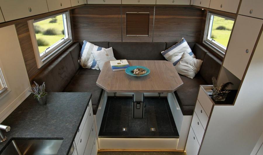 Интерьер Action Mobil Globecruiser 7500 Family 2014 года  (фото 4 из 9)